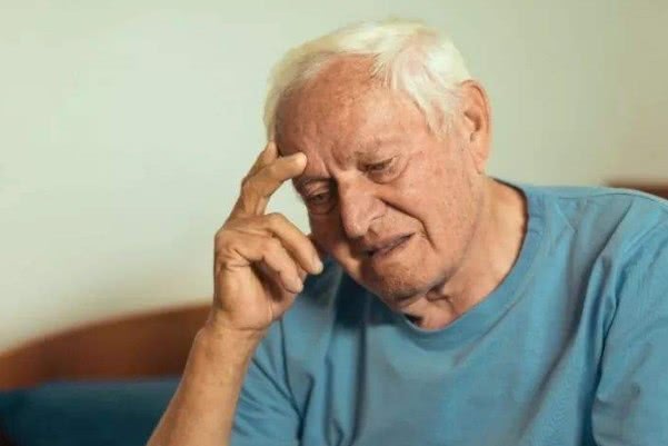 為什么會(huì)出現(xiàn)老年癡呆？老年癡呆一般的誘發(fā)條件！