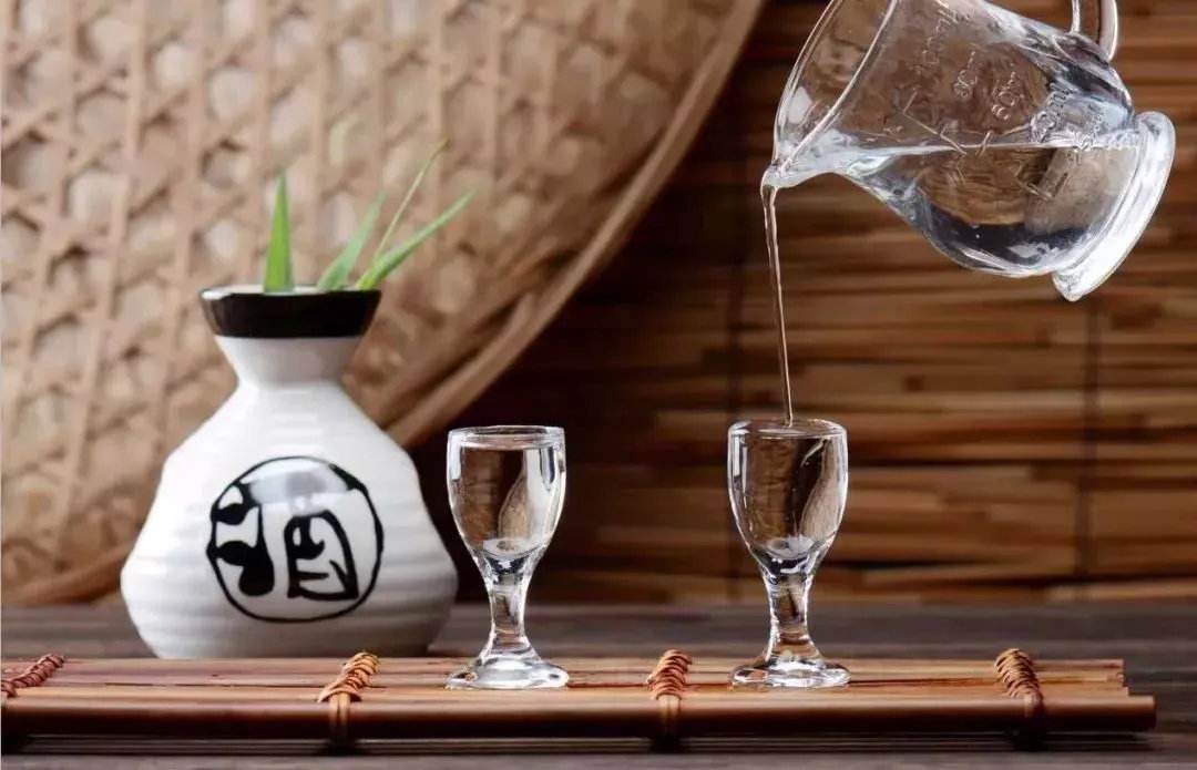 男人為什么喜歡喝白酒？喝白酒對(duì)身體有哪些危害？